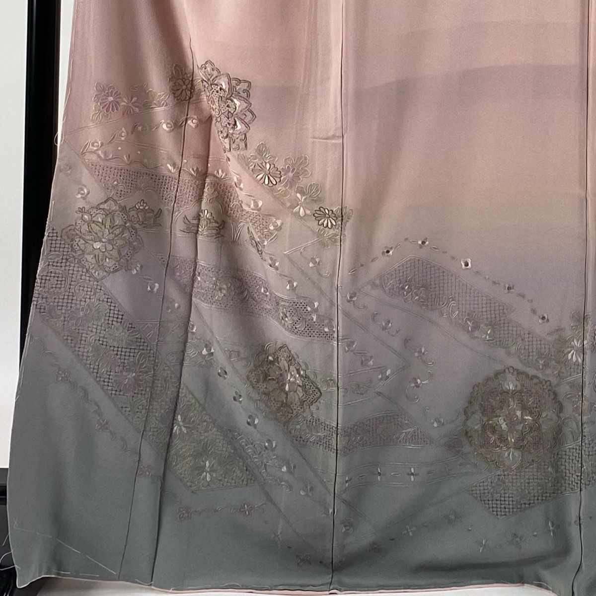 訪問着 身丈169cm 裄丈67cm M 袷 華文 草花 金糸 汕頭刺繍 ピンクベージュ 正絹 秀品