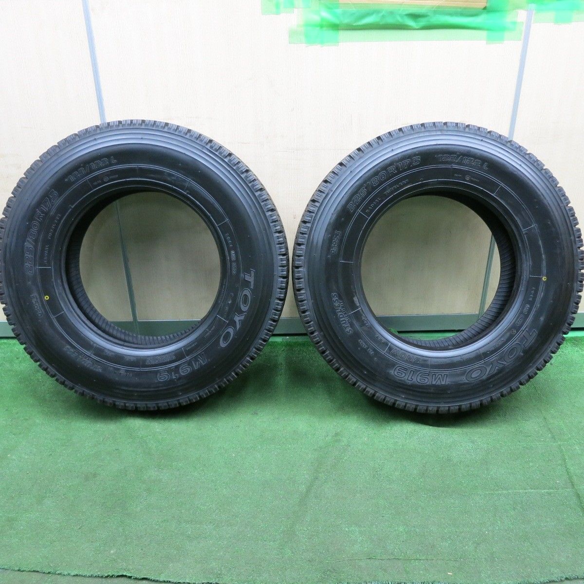 送料無料* バリ溝！22年！9.5分☆トラック タイヤ 225/80R17.5 123/122L スタッドレス トーヨー M919  17.5インチ☆4071010HAスタ - メルカリ