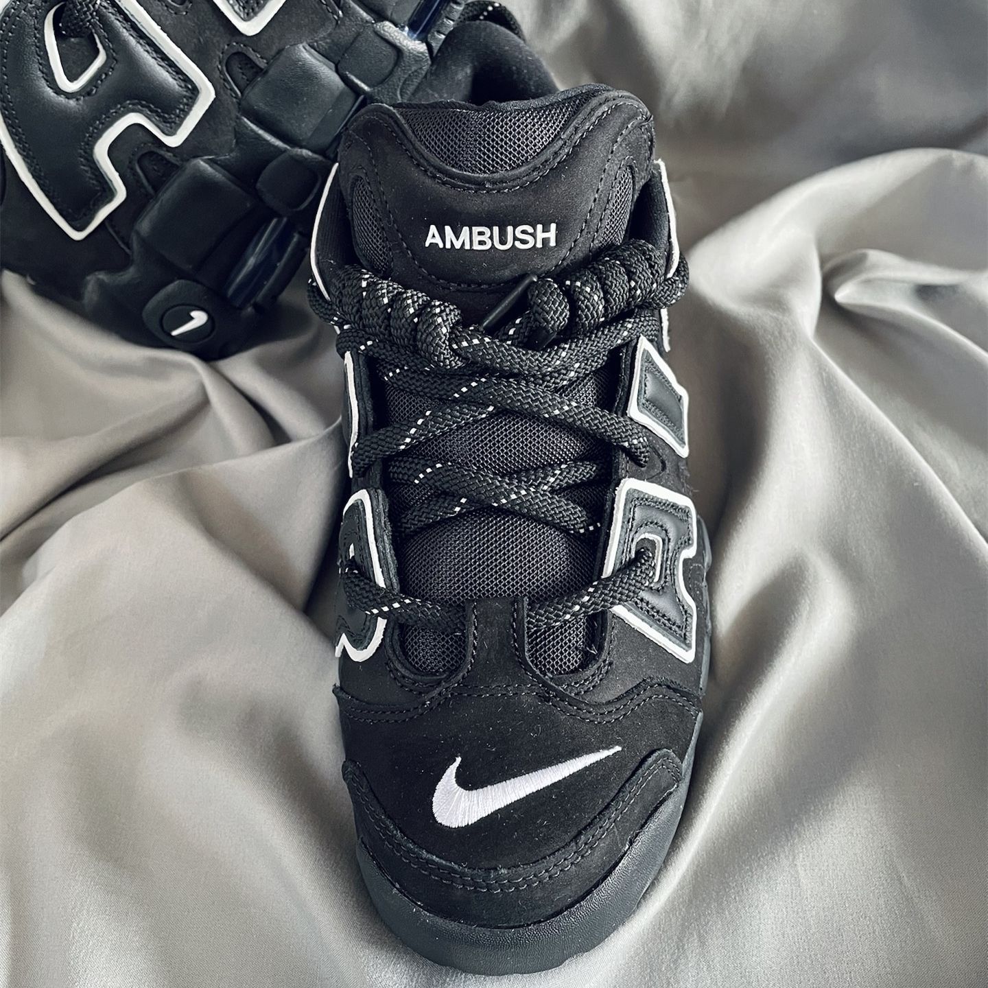アンブッシュ × ナイキ エアモアアップテンポ ロー  