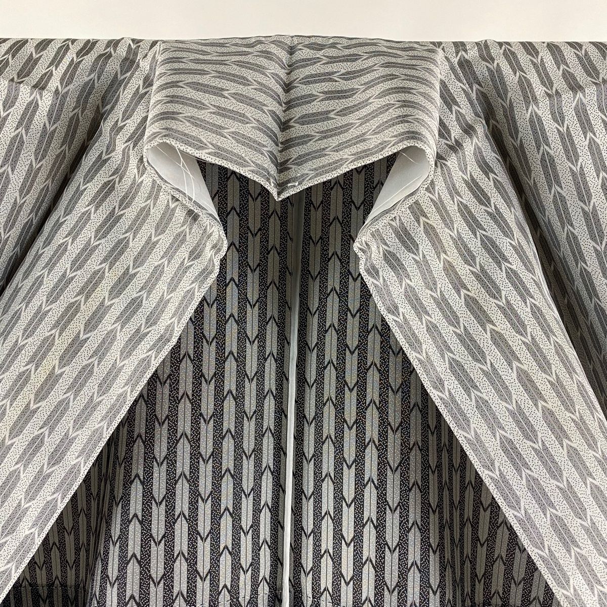 お召 身丈161.5cm 裄丈68cm L 単衣 縞 矢羽 灰色 正絹 逸品 【中古  