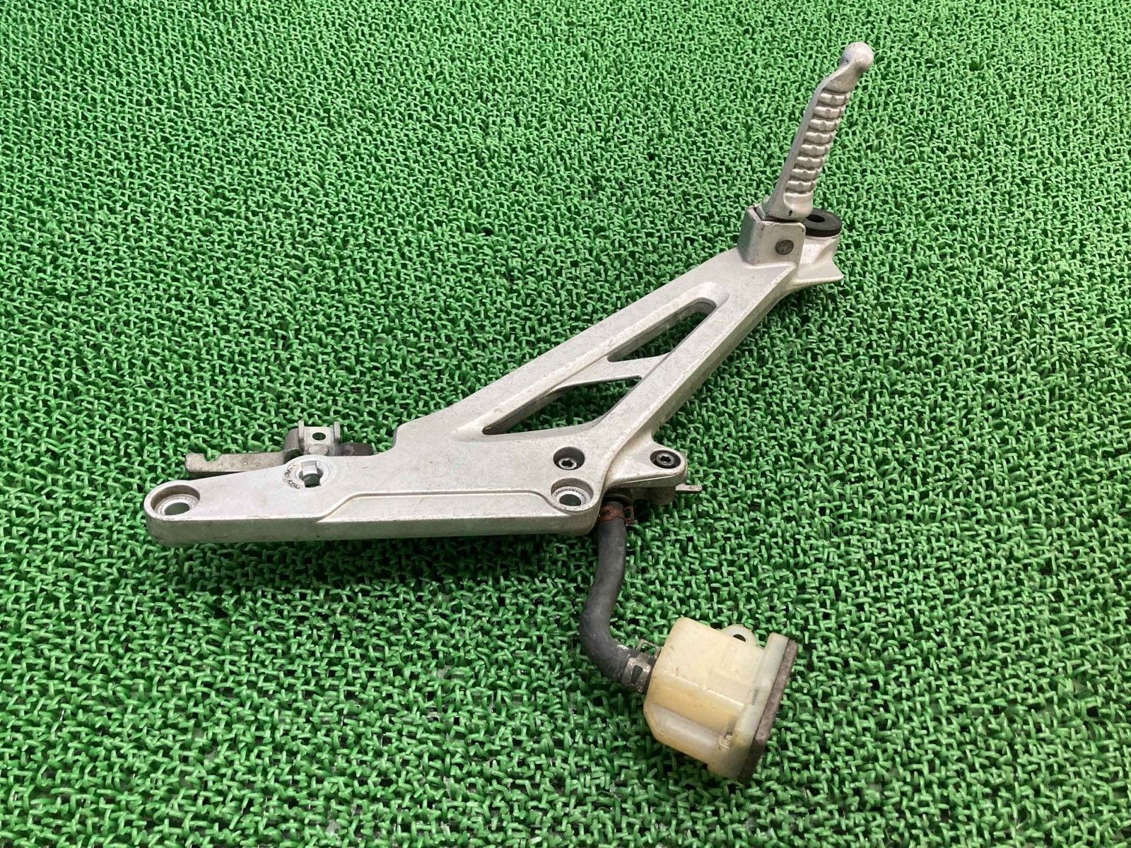 GSX400インパルス ステッププレート 右 スズキ 純正 GK79A リアブレーキマスター タンデムステップペグ 曲がり無し 品薄 Ox