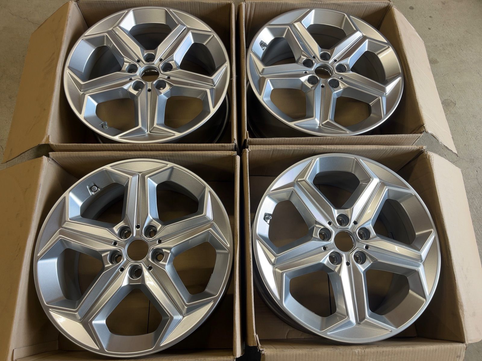 BMW U10 X1 U11 X2 純正品 新車外し 18インチ 4本セット