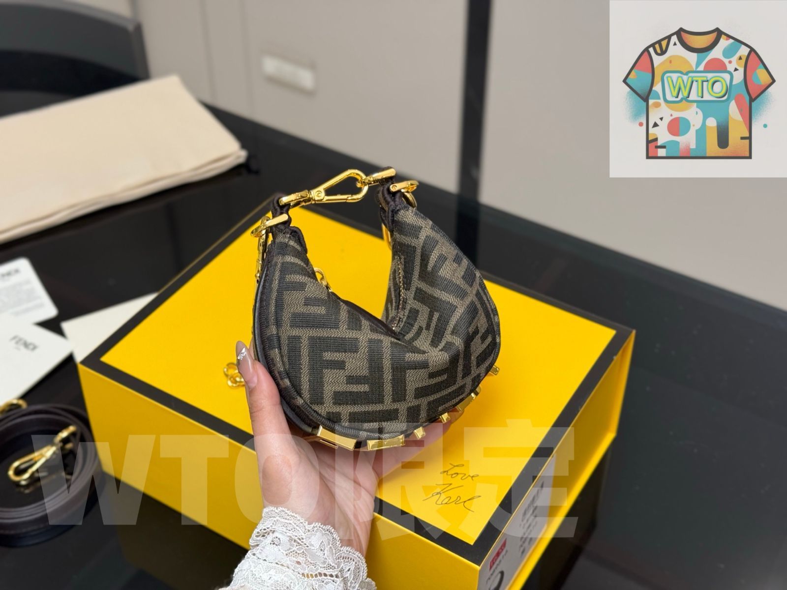 今日WTO】Fendi フェンディ 新作ミニムーンホーンバッグ