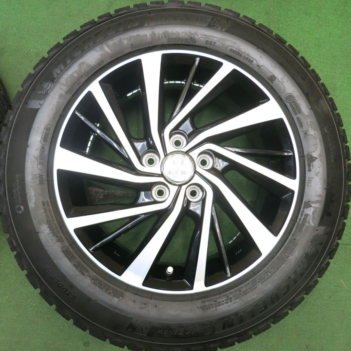 バリ山！！　50プリウス　スタットレス　15インチ MICHELIN 50プリウス用 バリ山 ヨコハマ スタッドレス 195/65R15 2023年製