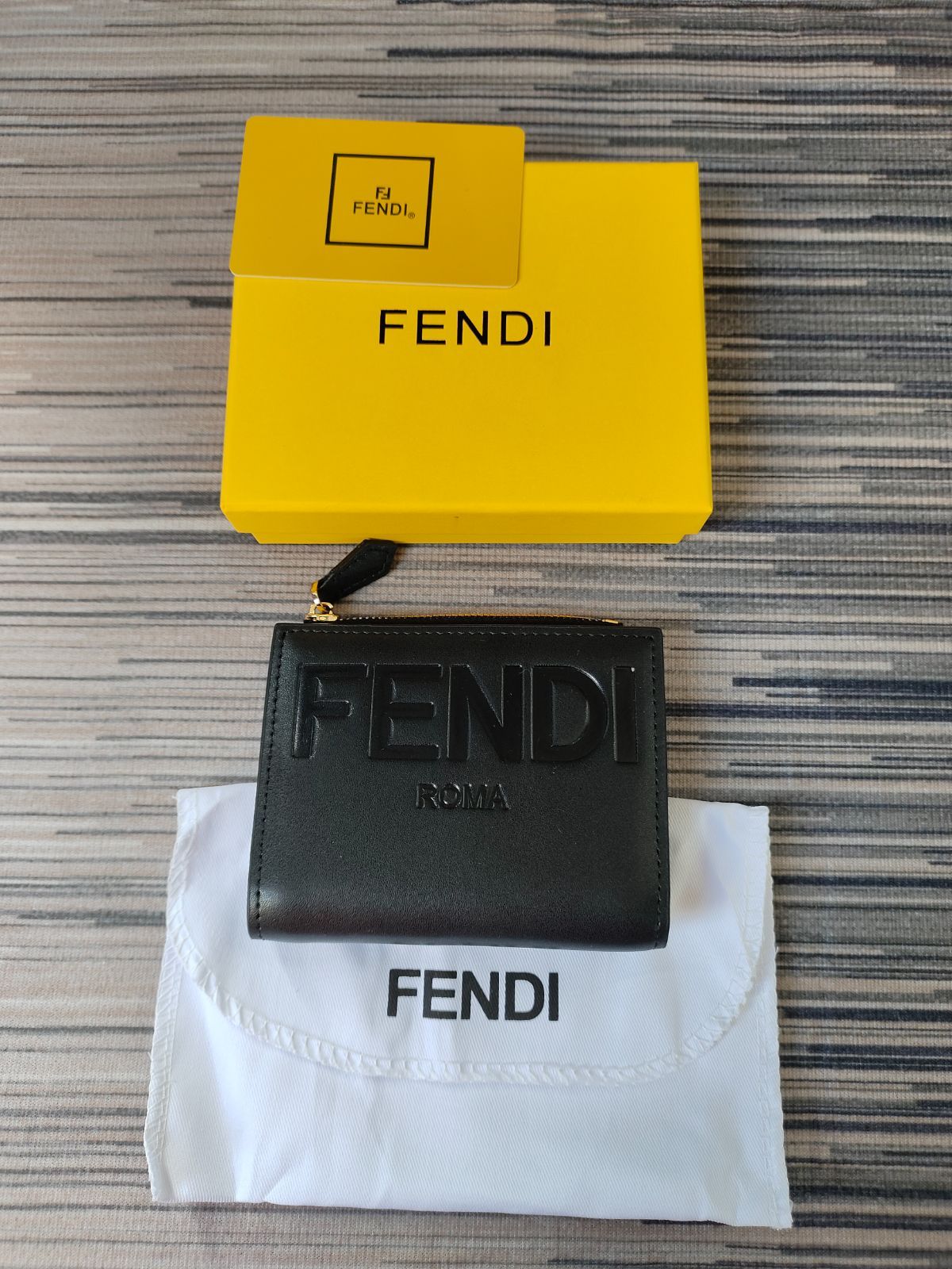 超素敵FENDI(フェンディ)二つ折り財布ブラック箱と防塵袋付き新品即購入OK！