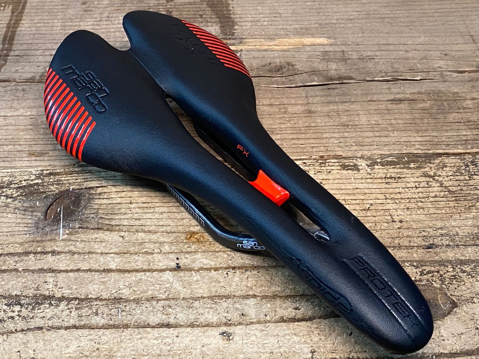 JJ503 セラサンマルコ selle sanmaruco ASPIDE CARBON FX カーボンレール サドル 黒|赤