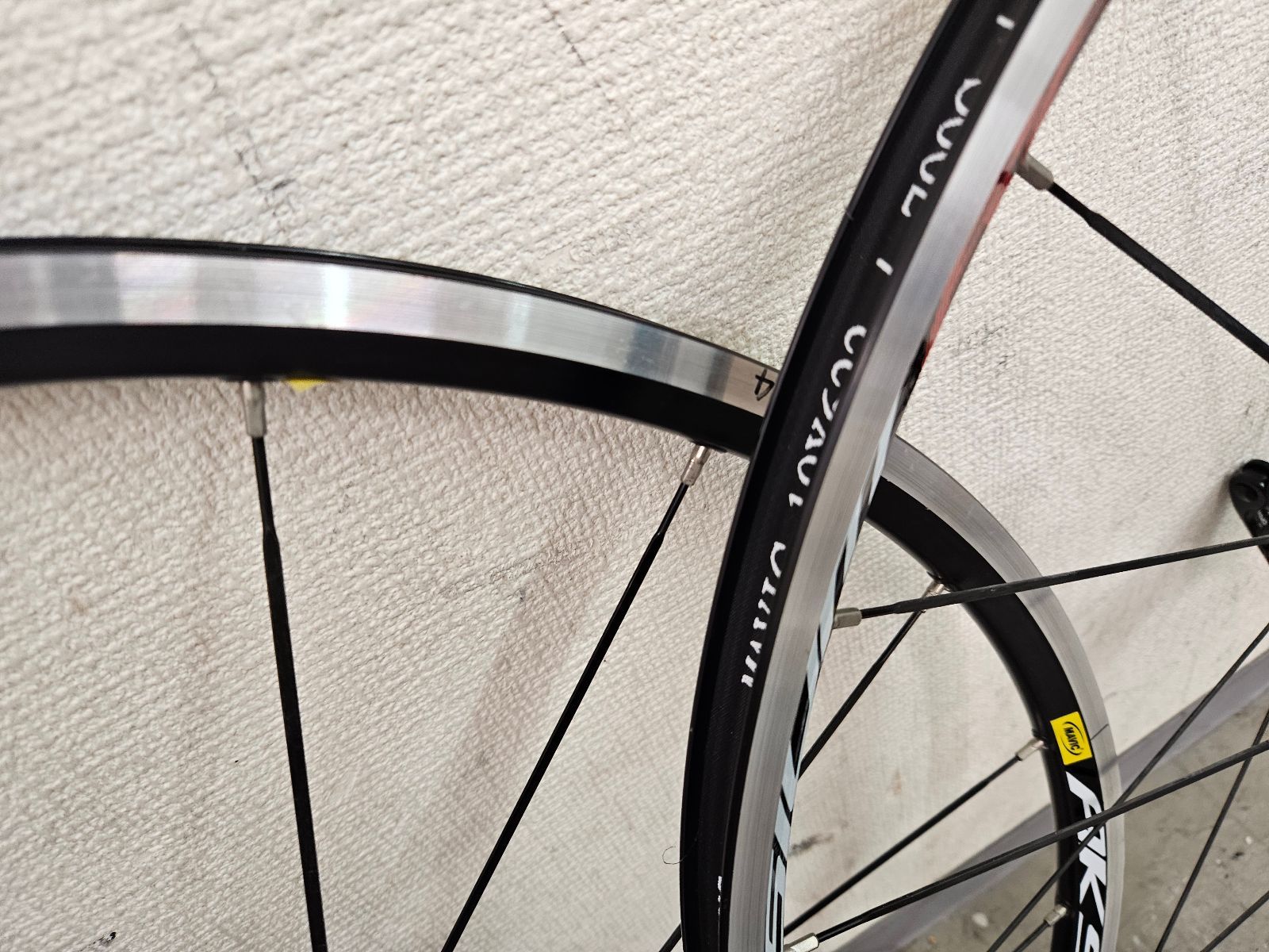 □ 値下げ大特価!! MAVIC AKSIUM RACE 622×15c シマノ11s対応
