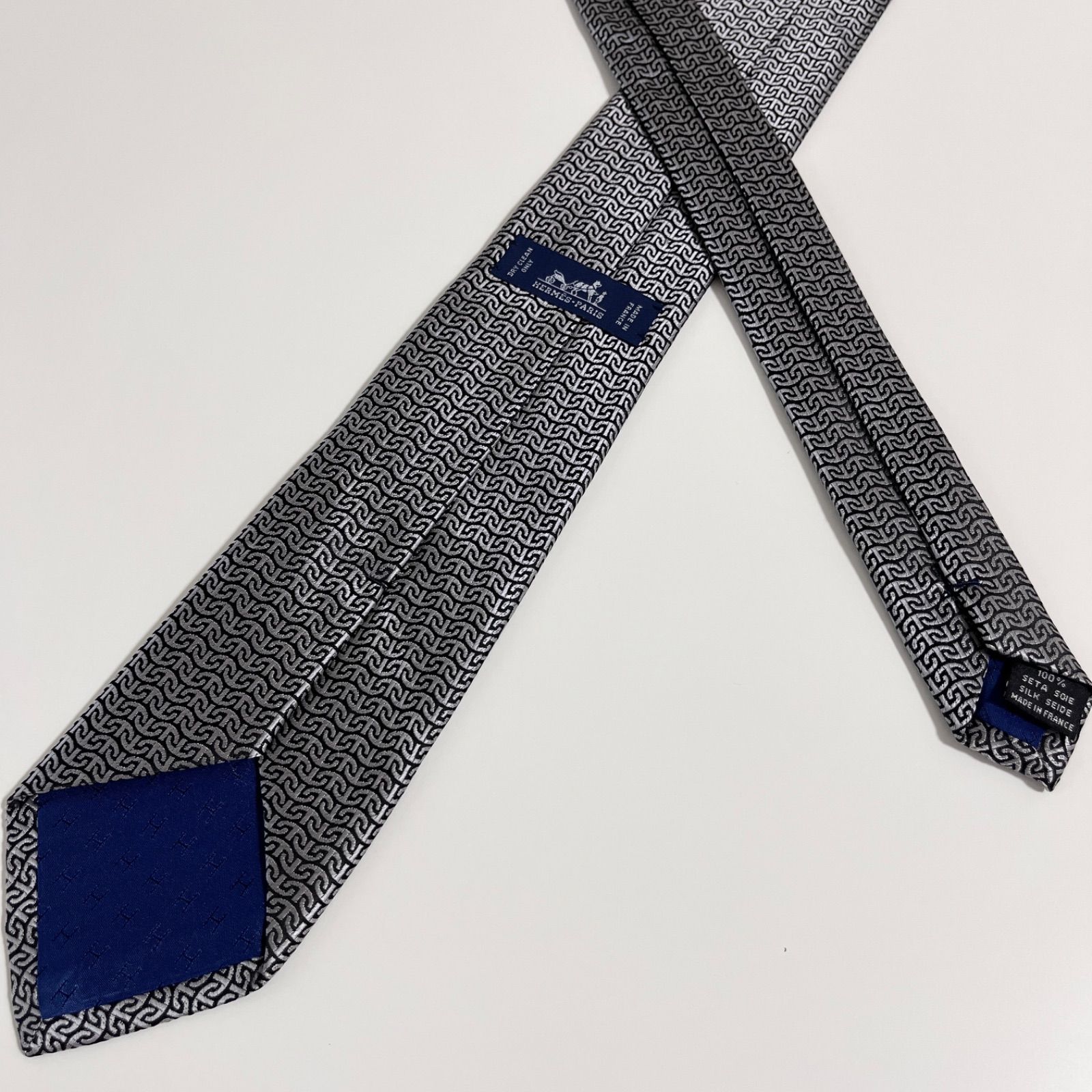 美品 HERMES エルメス ネクタイ シルク100% シルバー 総柄 美品 HERMES エルメス ネクタイ シルク100% グレー シルバー系