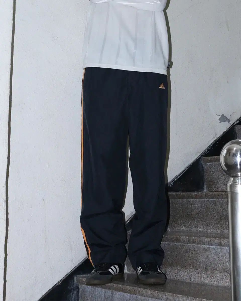 ヴィンテージ adidas(アディダス) 黒 3本線 トラック パンツ