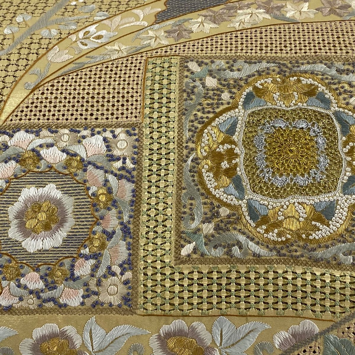 高評価！ 金銀糸 草花 華文 逸品 美品 袋帯 刺繍 【中古 正絹 六通 金色 着物・浴衣