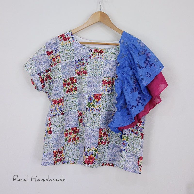 ロイヤルブルーレースと花咲くパッチ アシメフリルプルオーバー