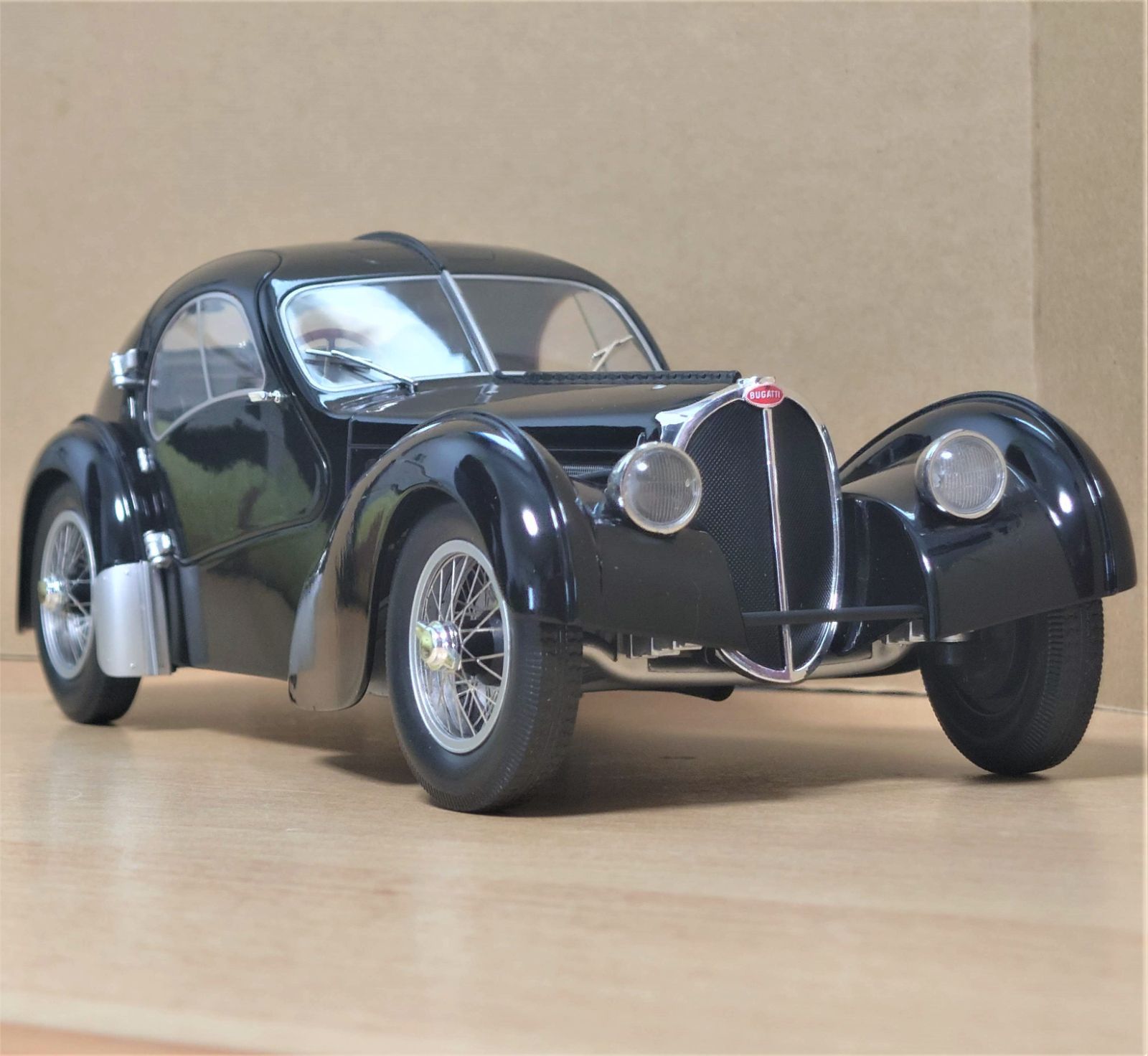 1/18 ブガッティ アトランティック タイプ 57SC ブラック ソリド