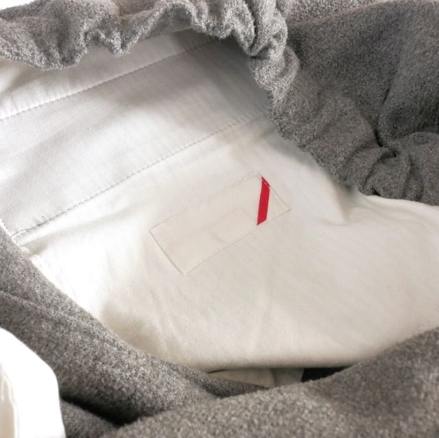 グレー