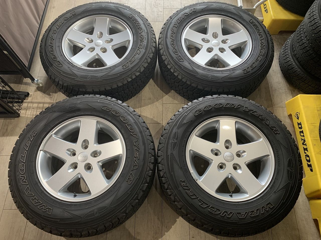 【2404000】JEEP ジープ ラングラー 純正 ホイール 17インチ 7.5J +44.45 PCD127 5H + GOODYEAR  WRANGLER 245/75R17 2014年 8.5mm