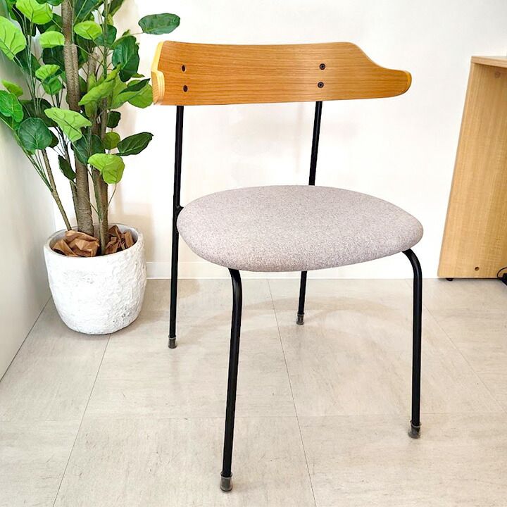 【モデルルーム展示品】NOWHERE LIKE HOME ダイニングチェア 北欧モダンデザイン ハーフアーム ファブリック座面 完成品