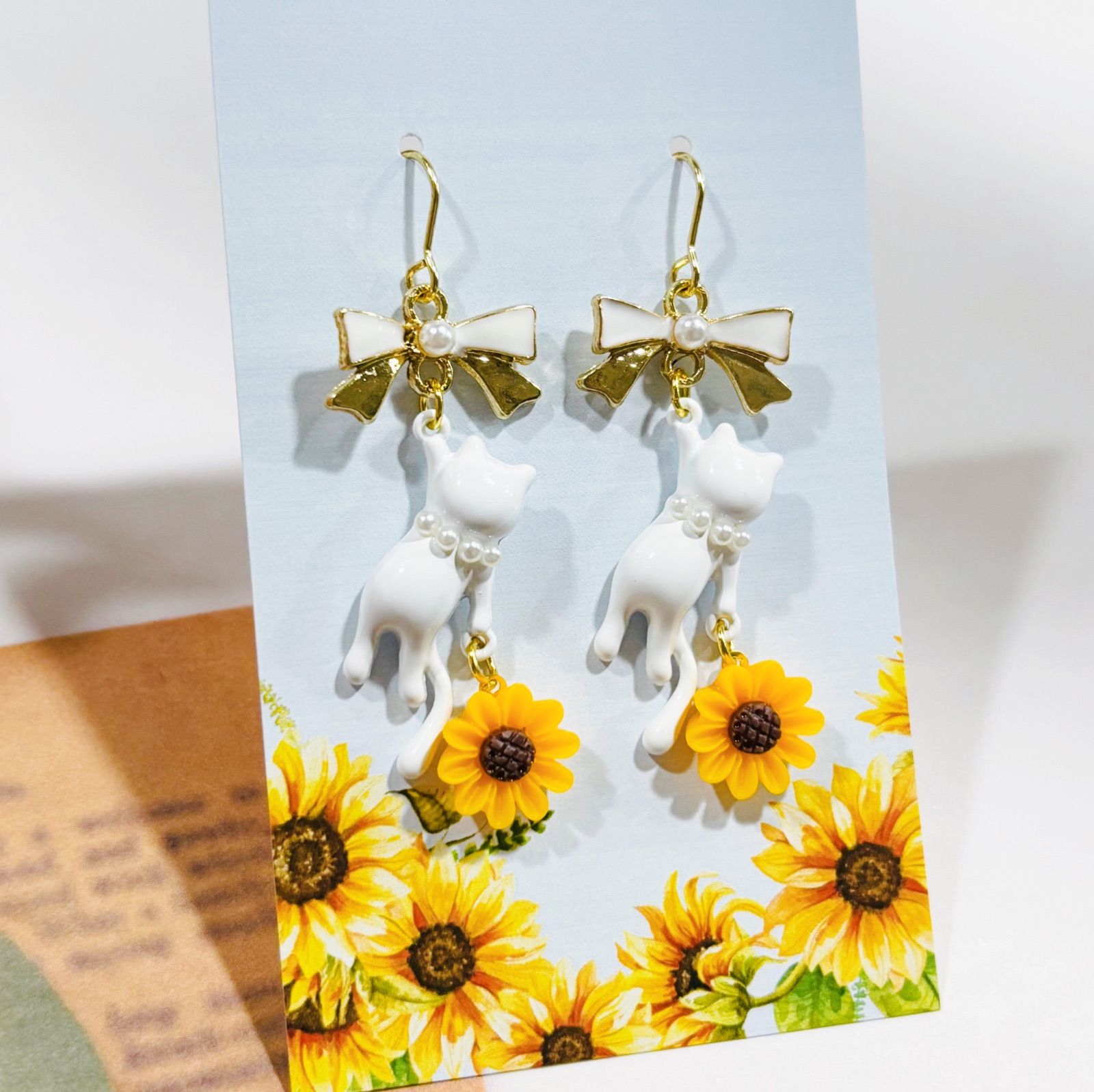 猫ちゃん＆ひまわりのピアス/イヤリング ハンドメイド ※チャーム