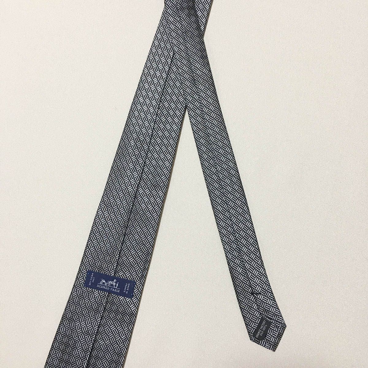 美品 エルメス HERMES ネクタイ シルク フランス製 シルバーグレー 美品 エルメス HERMES ネクタイ シルク100% フランス製 シルバー