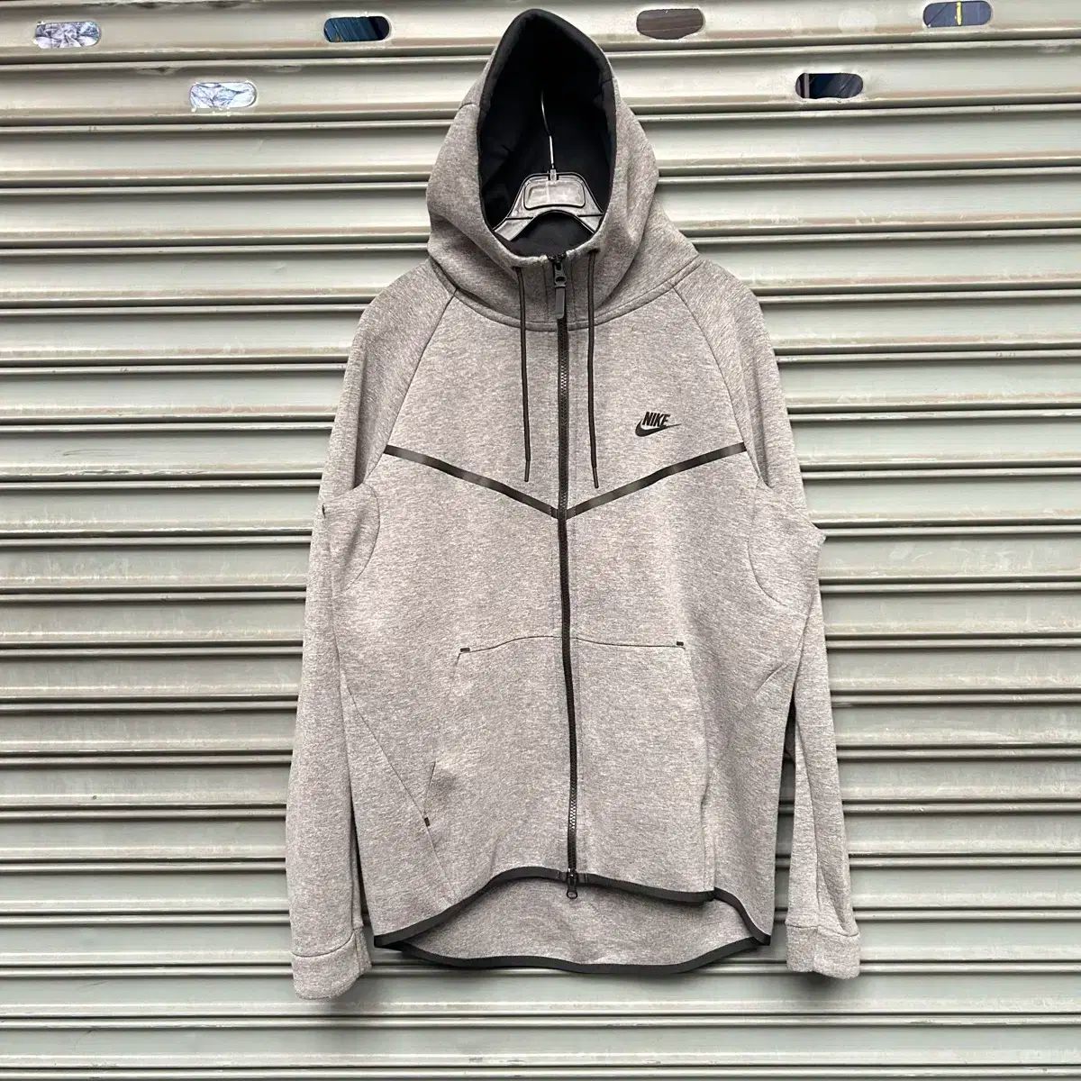 Nike(ナイキ） グレー テックフィット フード付き ジップアップ