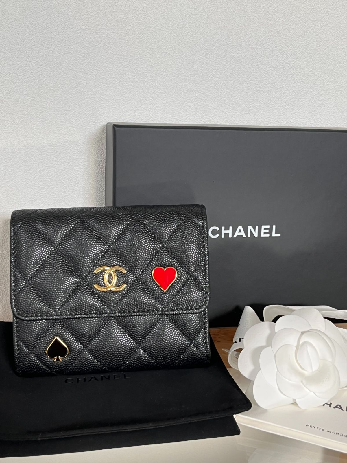 【限定未使用クルーズライン】CHANEL スモールフラップウォレット キャビアスキン トランプモチーフハート スペード ３つ折りコンパクト財布