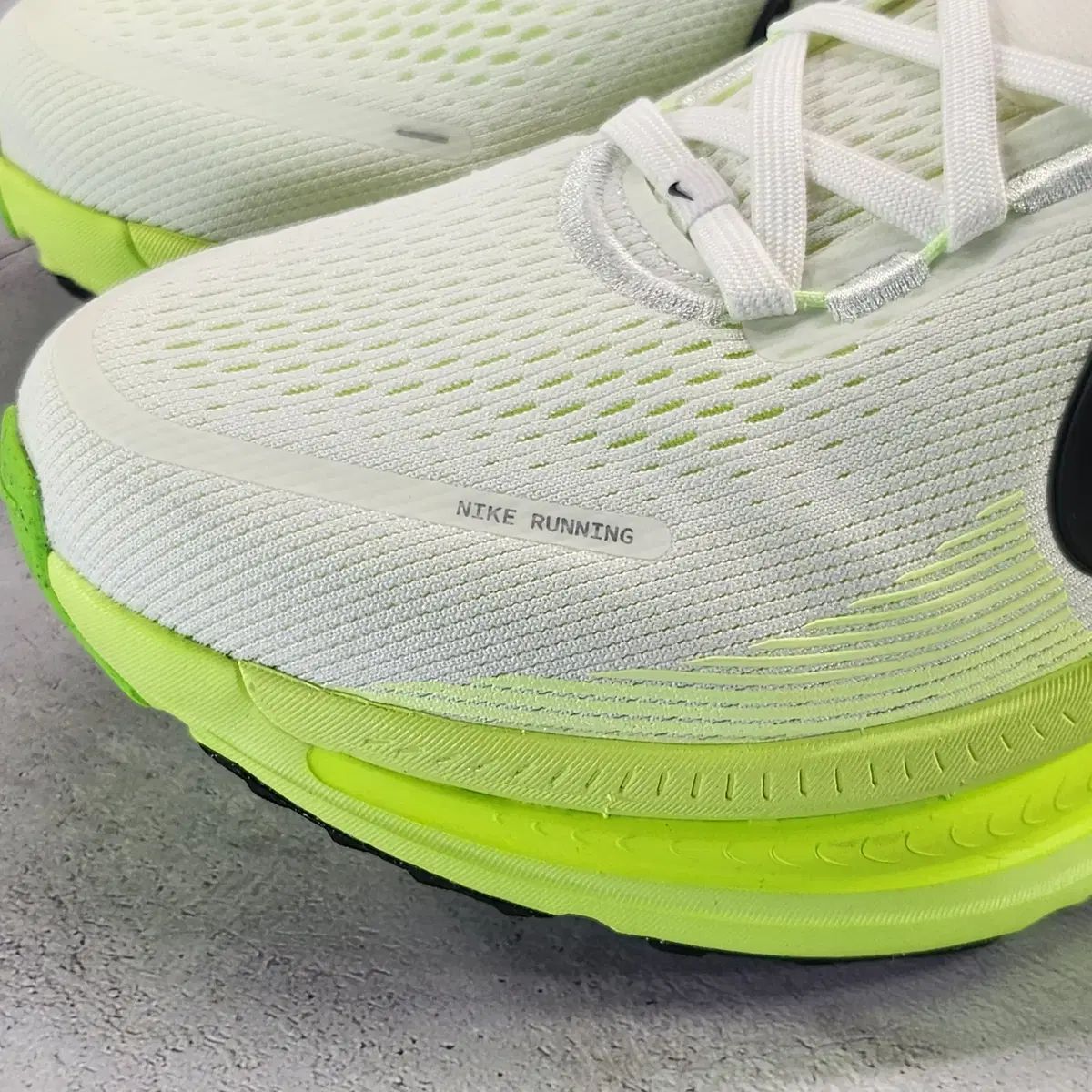 NIKE ナイキ レディース 280 男性 275 ボメロ 18 白 電気 グリーン ランニング