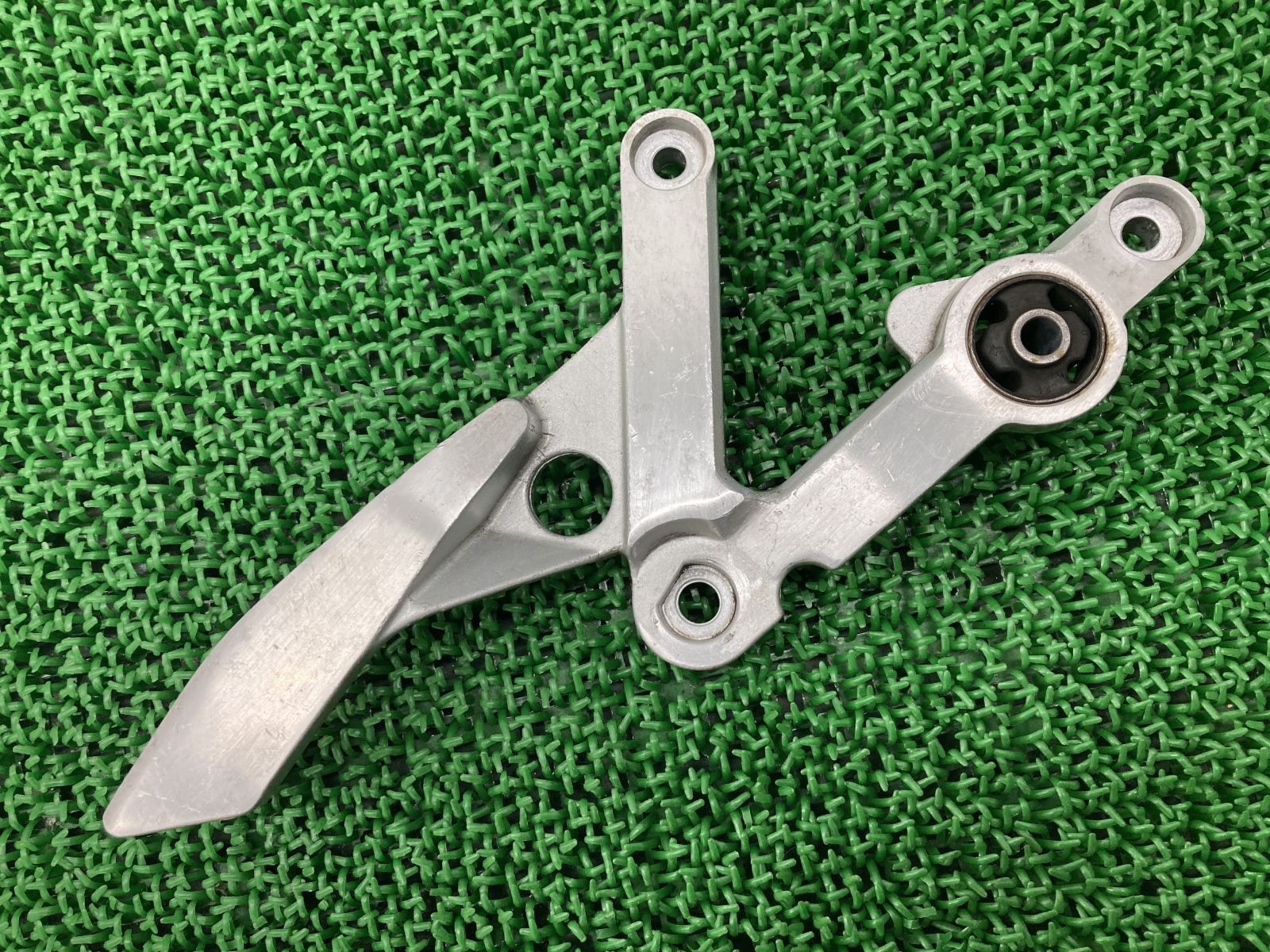 その他 TS TZR250 ステップホルダー 右 ヤマハ 純正 中古 バイク 部品 1KT メイン