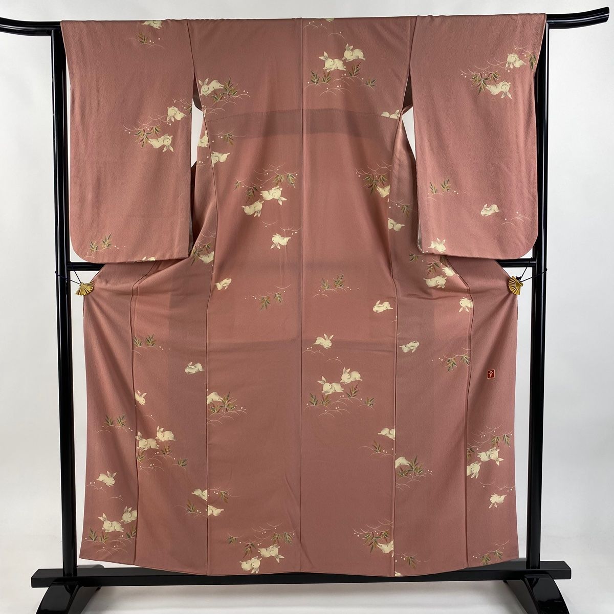 小紋 身丈157.5cm 裄丈65cm M 袷 花井幸子 バチ衿 落款 うさぎ 露芝 金彩 縮緬 ピンクベージュ 正絹