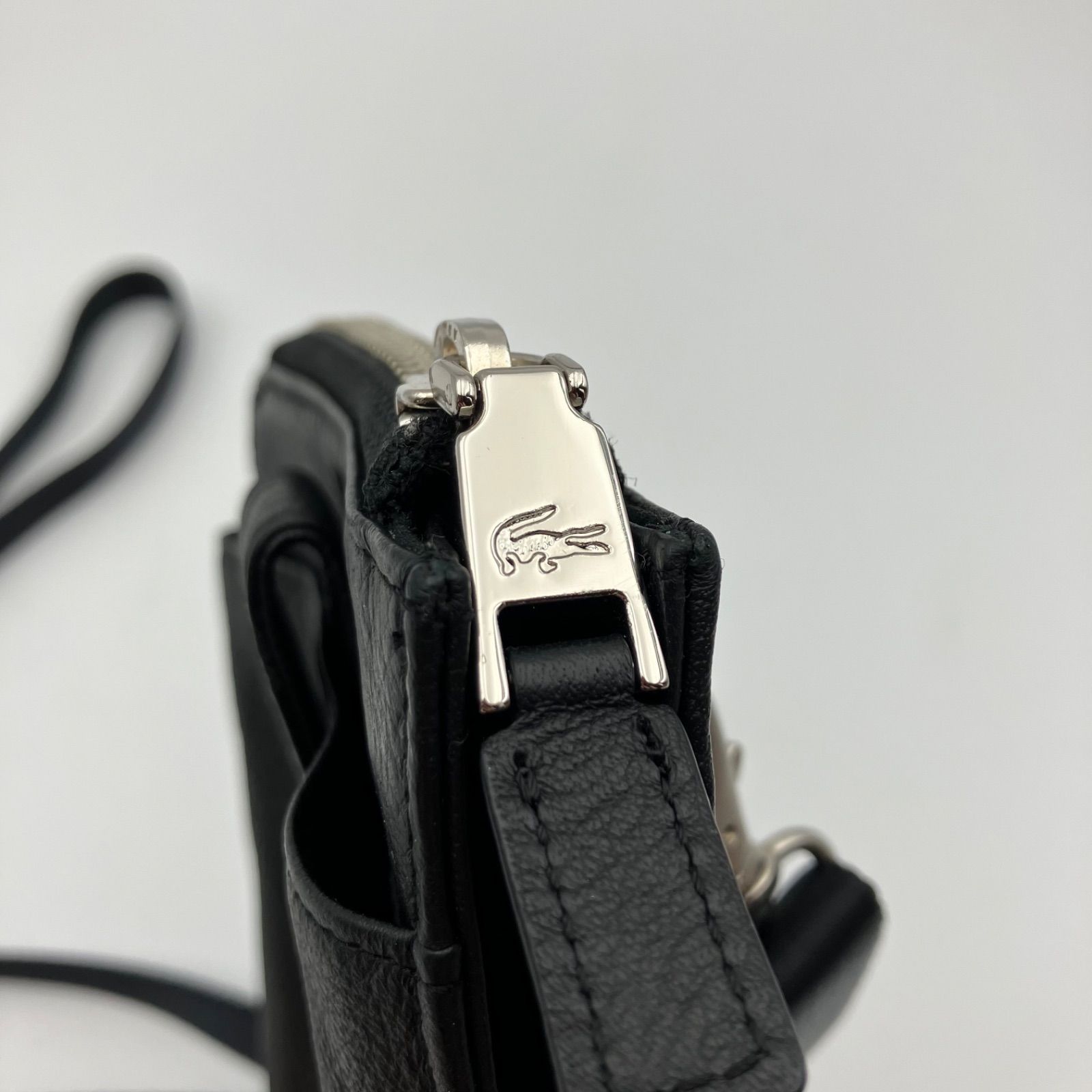LACOSTE ラコステ パレット ストラップ マルチポーチ カウレザー
