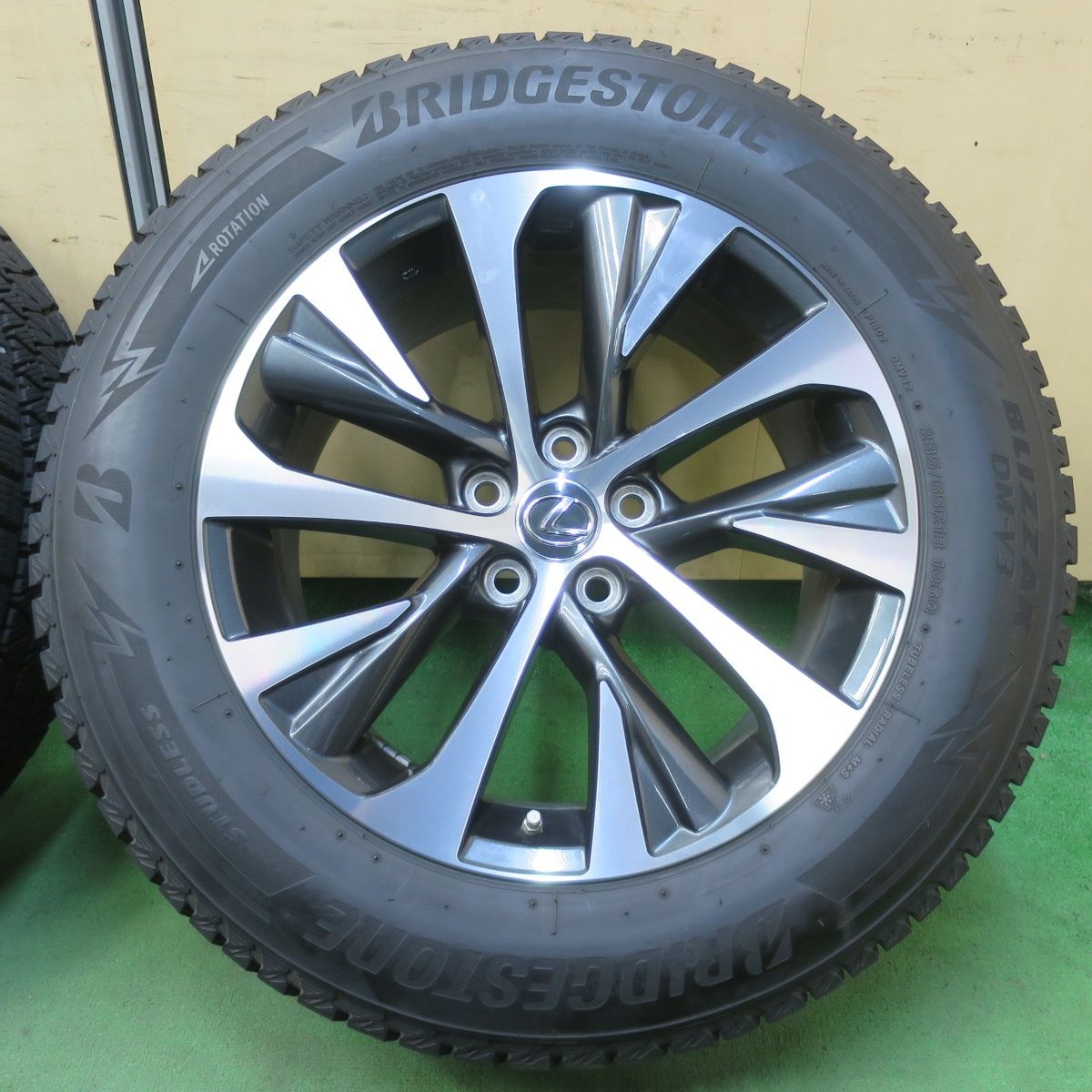 【即日発送】 センサー付 バリ溝 キレイ 8.5分 レクサス 20系 RX 純正 235 65R18 スタッドレス ブリヂストン ブリザック DM-V3 18インチ PCD114.3 5H 5092701イス 楽しい