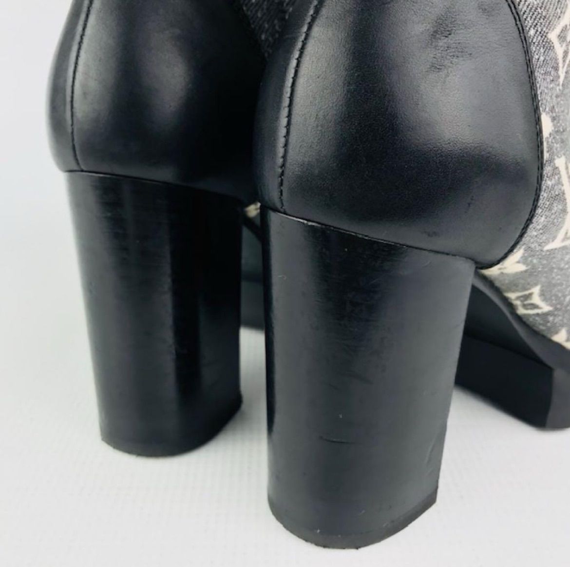 精力的な LOUIS VUITTON ルイヴィトン スタートレイルライン レディース レザー切替し モノグラム サイドジップ ショートブーツ 2025年モデル 36.5 イタリア製 ブーティ レディースブーツ ブーツ 秋冬物 カジュアル ブラック 靴 ブランド