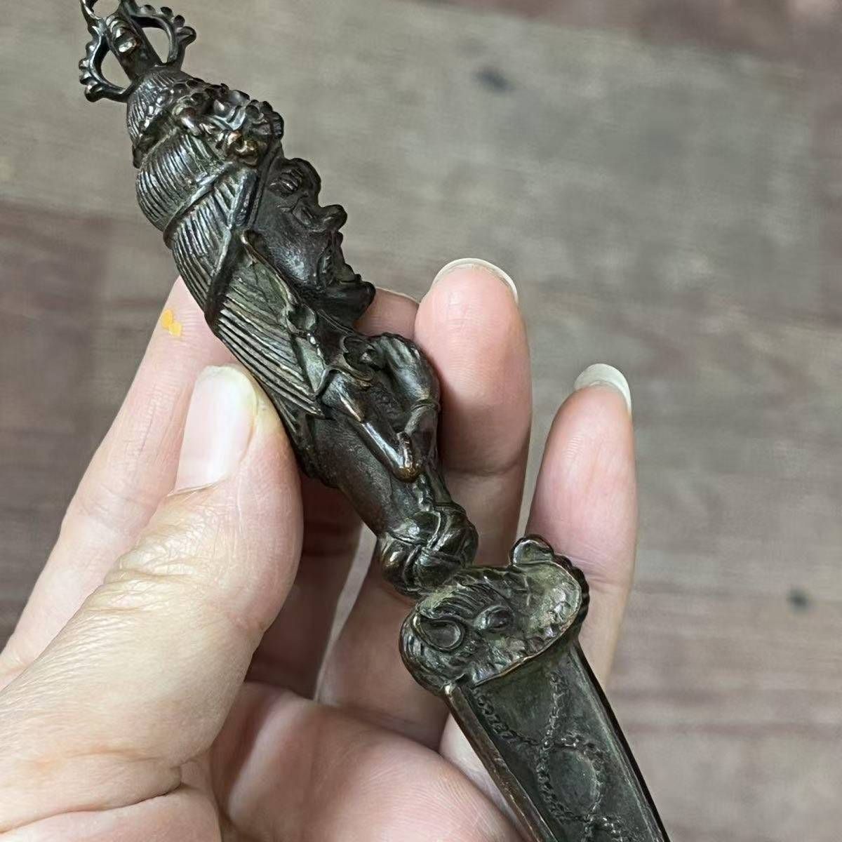 中国古美術・蔵伝工芸・旧チベット収寒鉄刻蔵伝降魔杵法器・文房置物・鎮宅辟邪・風水 中国古美術・蔵伝工芸・旧チベット収寒鉄刻蔵伝降魔杵法器・文房