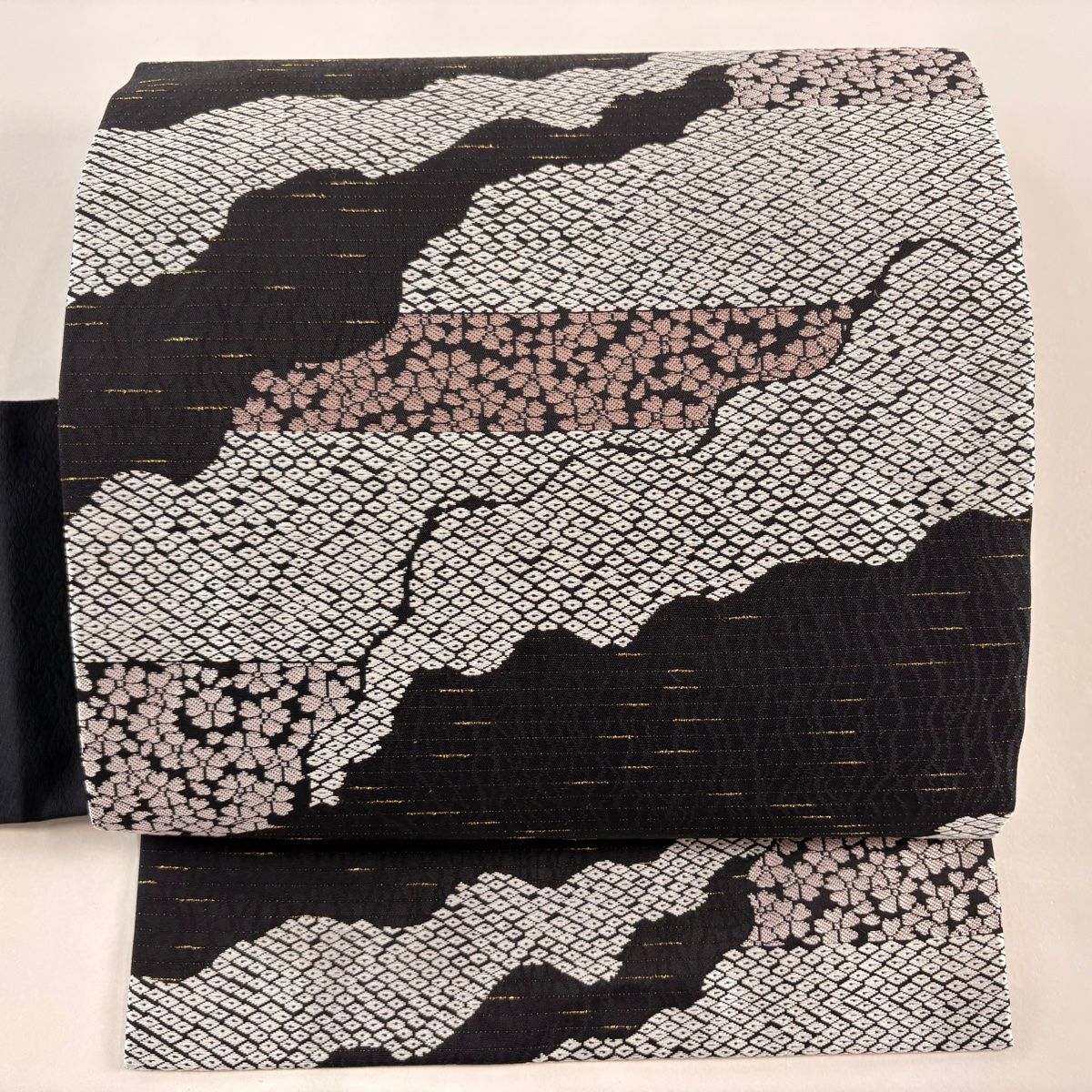 バイセル 着物 名品 名古屋帯 墨色 桜のはなびら 正絹 ☆☆☆☆ 名古屋帯 美品 秀品 八寸名古屋帯 松葉仕立て うさぎ 桜の花びら ピンク