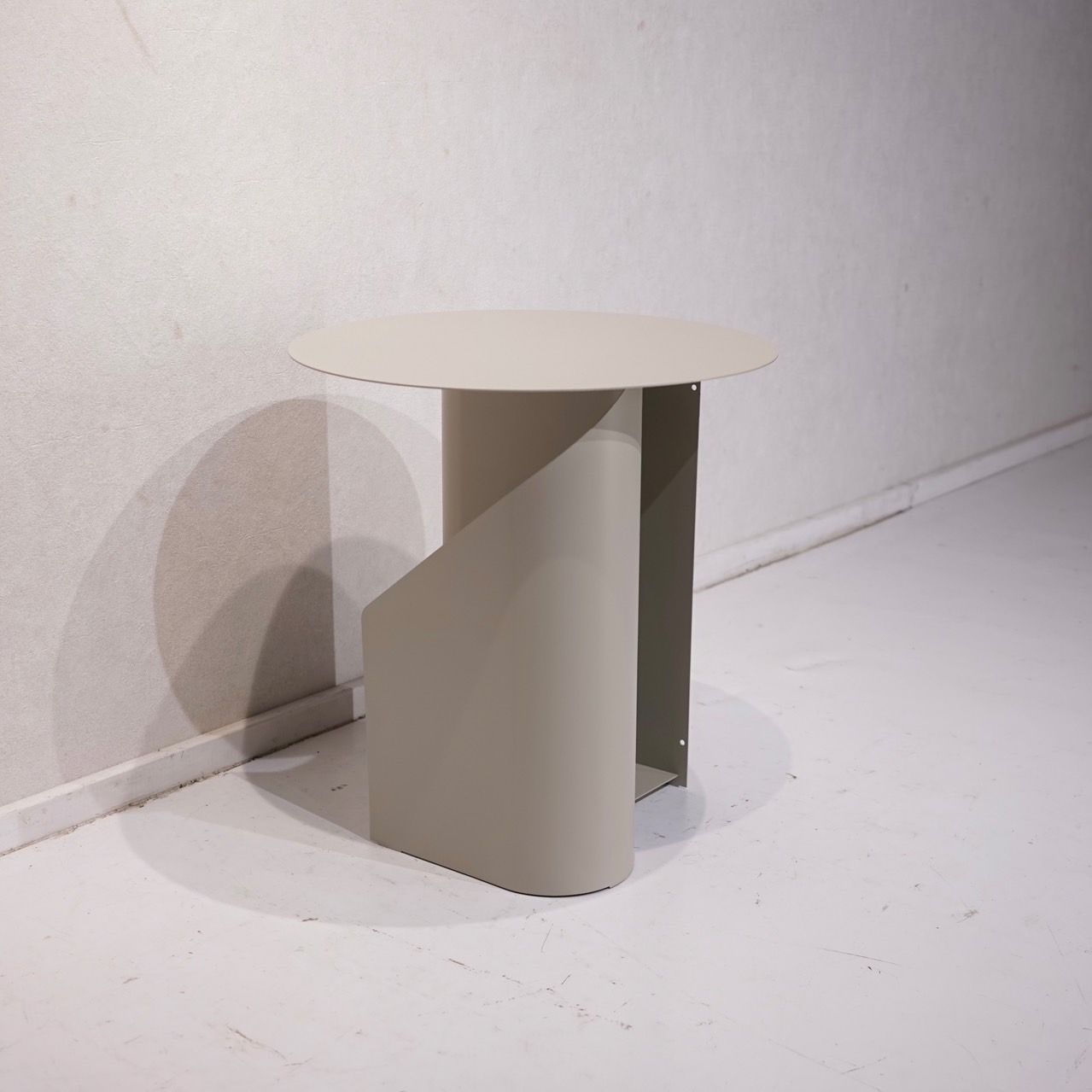 Bello select 輸入品 サイドテーブル コーヒーテーブル メタル デザインテーブル 円形 テーブル 北欧 モダン ホテルライク MARWIL-DEMENAGEMENTS_CH