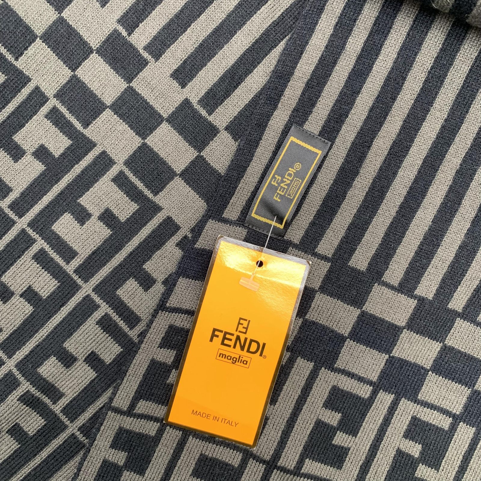 FENDI フェンディ マフラー/ズッカ柄 ブラック×グレー/タグ付き FENDI フェンディ マフラー ズッカ柄 グレー×ブラック タグ付き