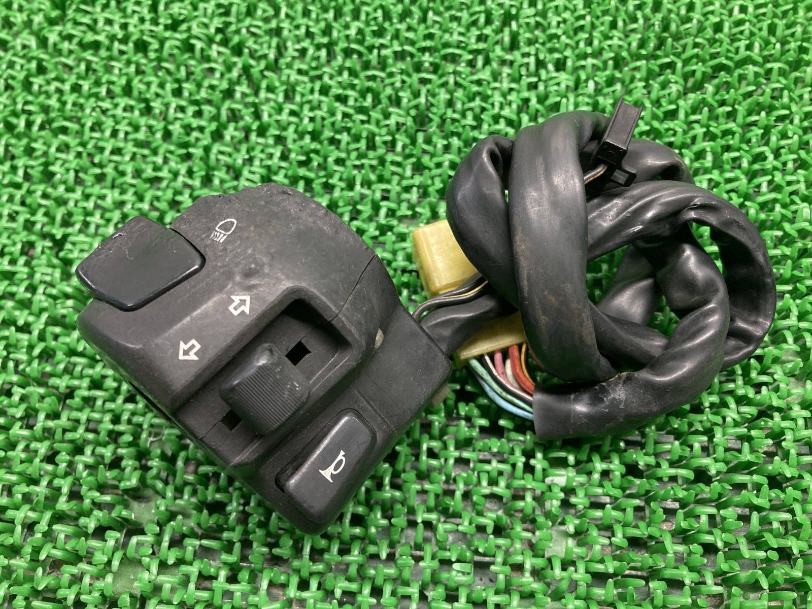 グラストラッカービッグボーイ ハンドルスイッチ 左 374-18 スズキ 純正 中古 NJ4BA GrassTracker BIGBOY スイッチボックス Qy