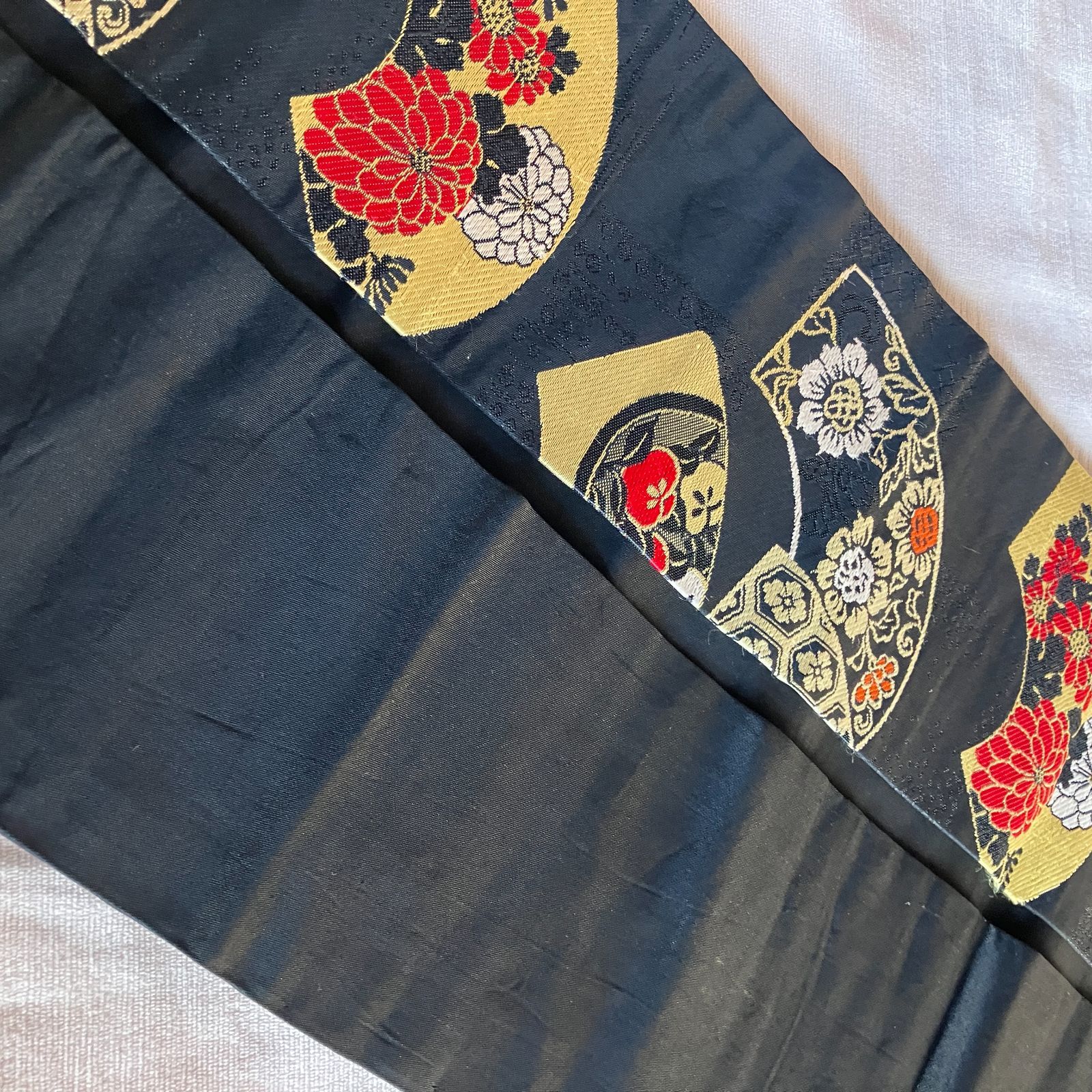 手刺繍　アンティーク　帯　リメイク　アンティーク　ハギレ アンティーク 刺繍 名古屋帯 リメイク レトロ 黒地 N256 - メルカリ
