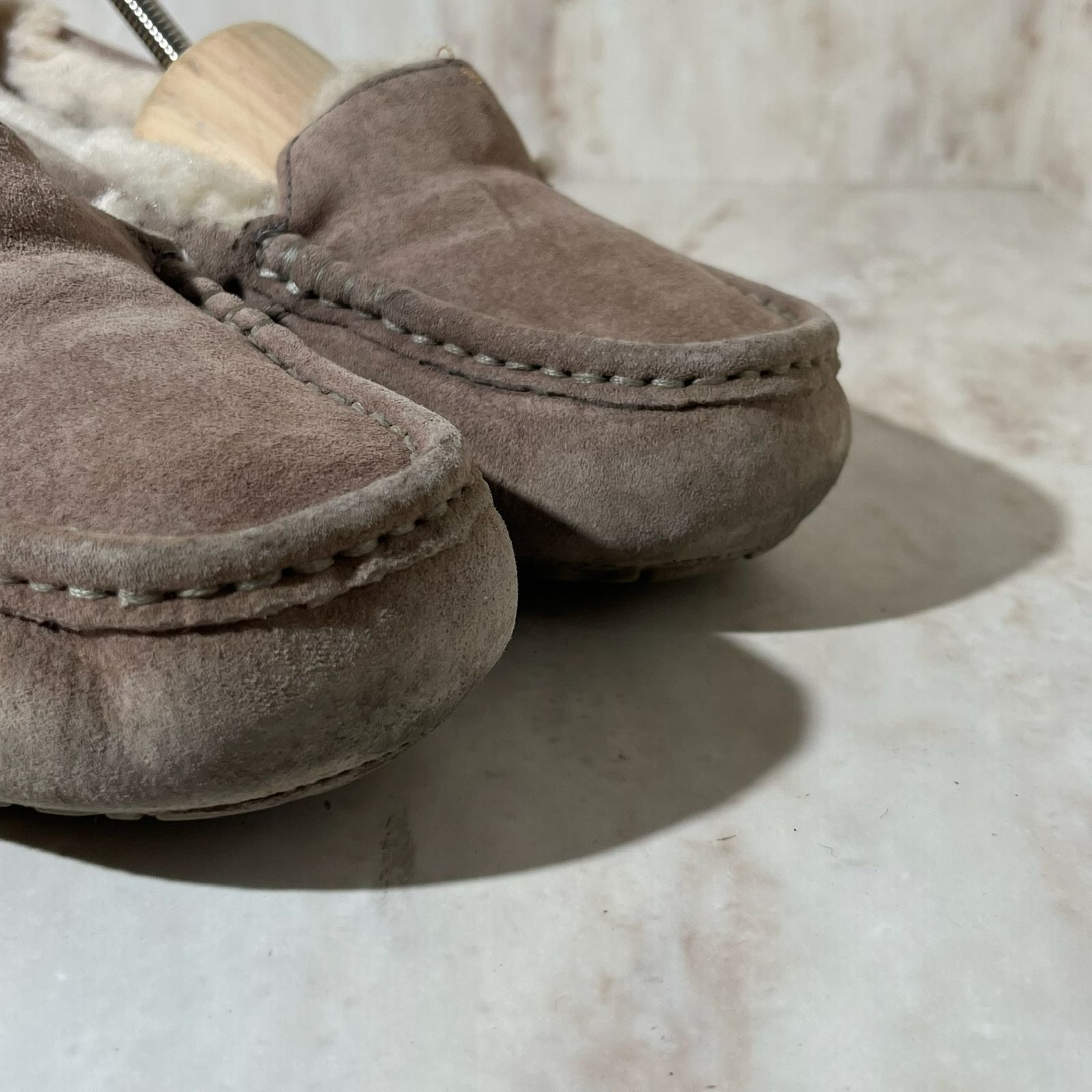 モカシン』UGG アグ フラットシューズ もこもこ ボア グレー 24 AW Q3 ...