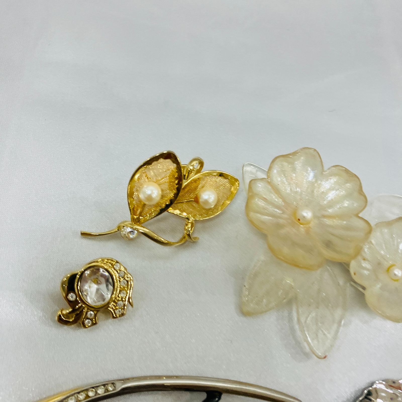 180 ブローチ コサージュ ジャンク まとめ売り アクセサリー A【まとめ売り】アクセサリー ブローチ コサージュ - メルカリ