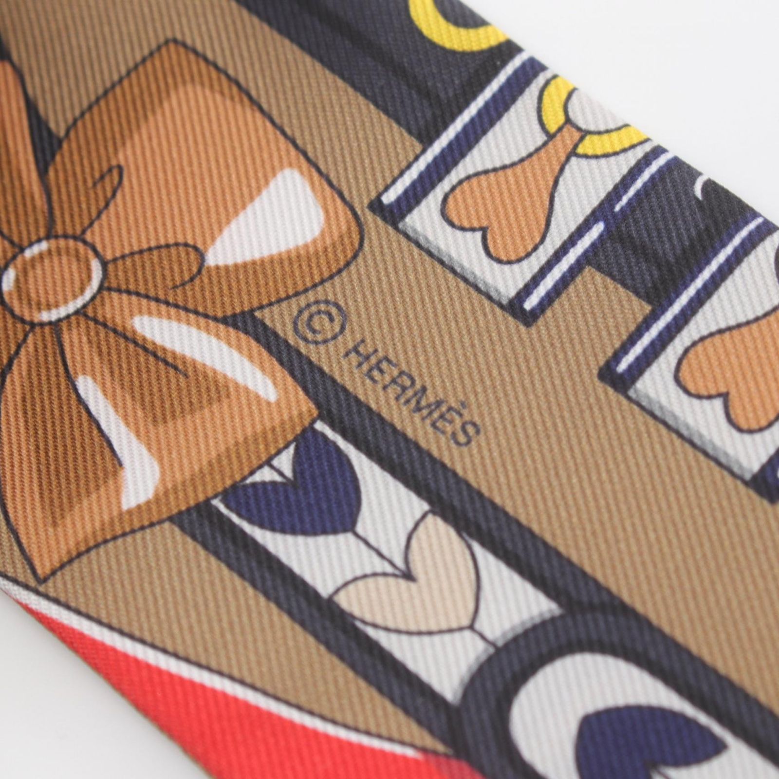 美品！エルメス ツイリーリボンスカーフHARNAIS DE COEUR エルメス ツイリー Harnais De Coeur リボン スカーフ - メルカリ