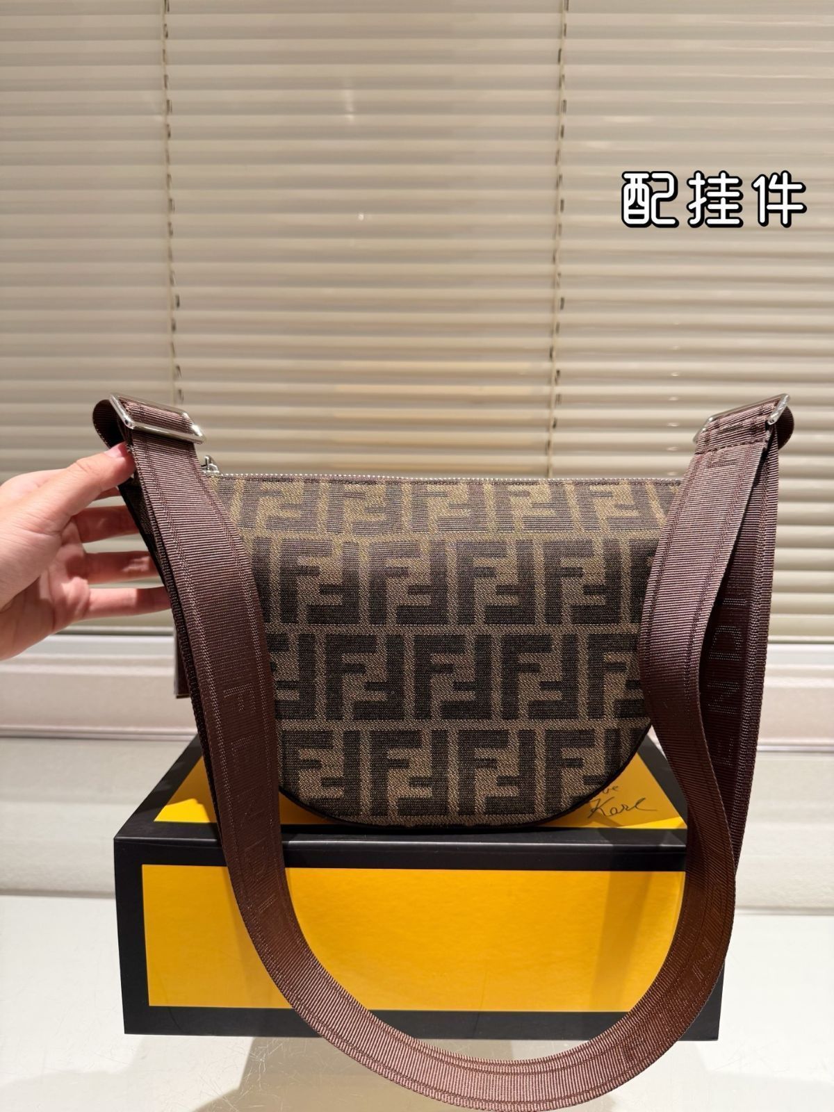 今日特価】Fendi 斜め掛けバッグ フェンディ クロスボディバッグ