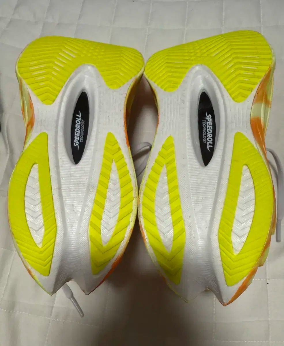 サッカニー エンドルフィン PRO 4 ランニングシューズ 245