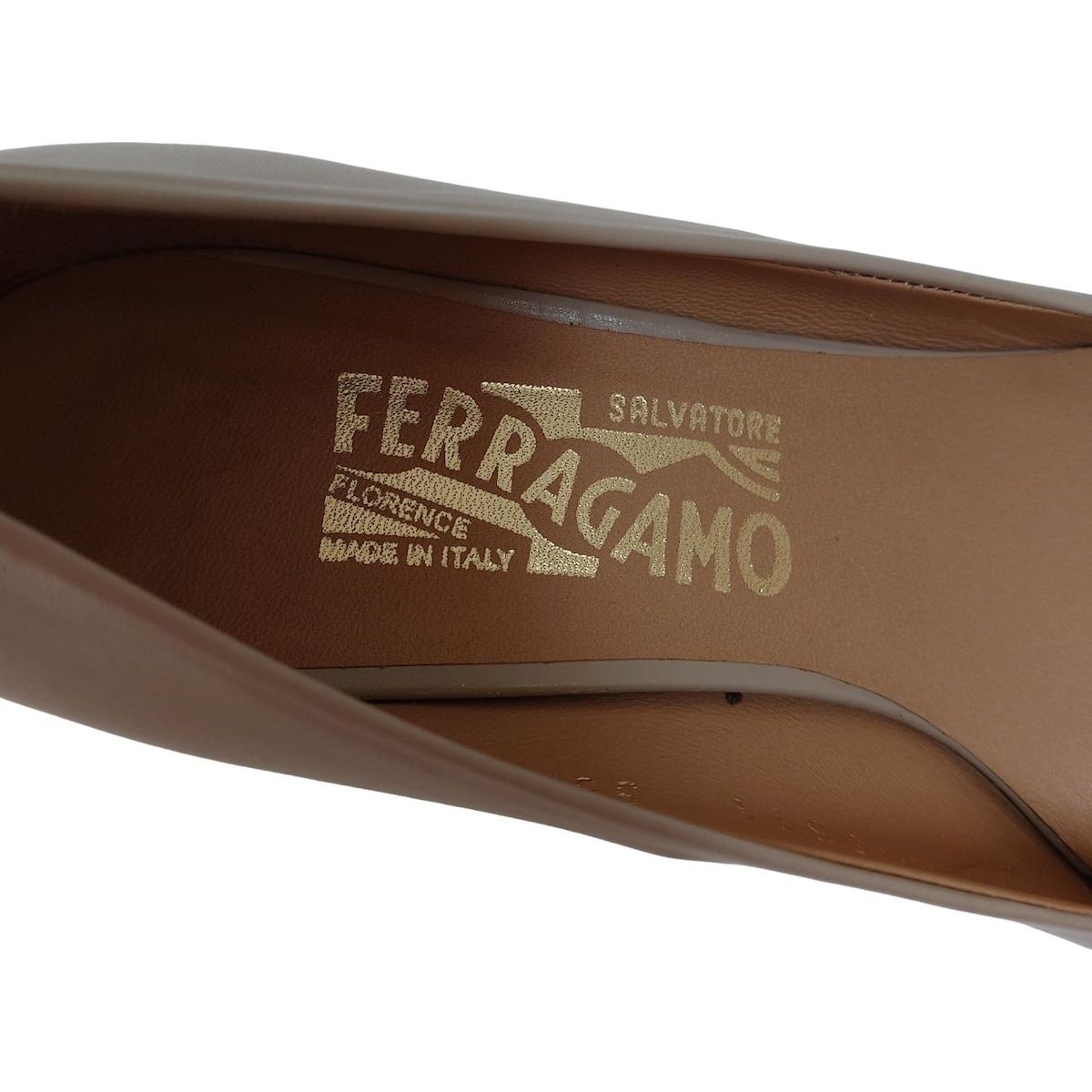 グレーベージュ