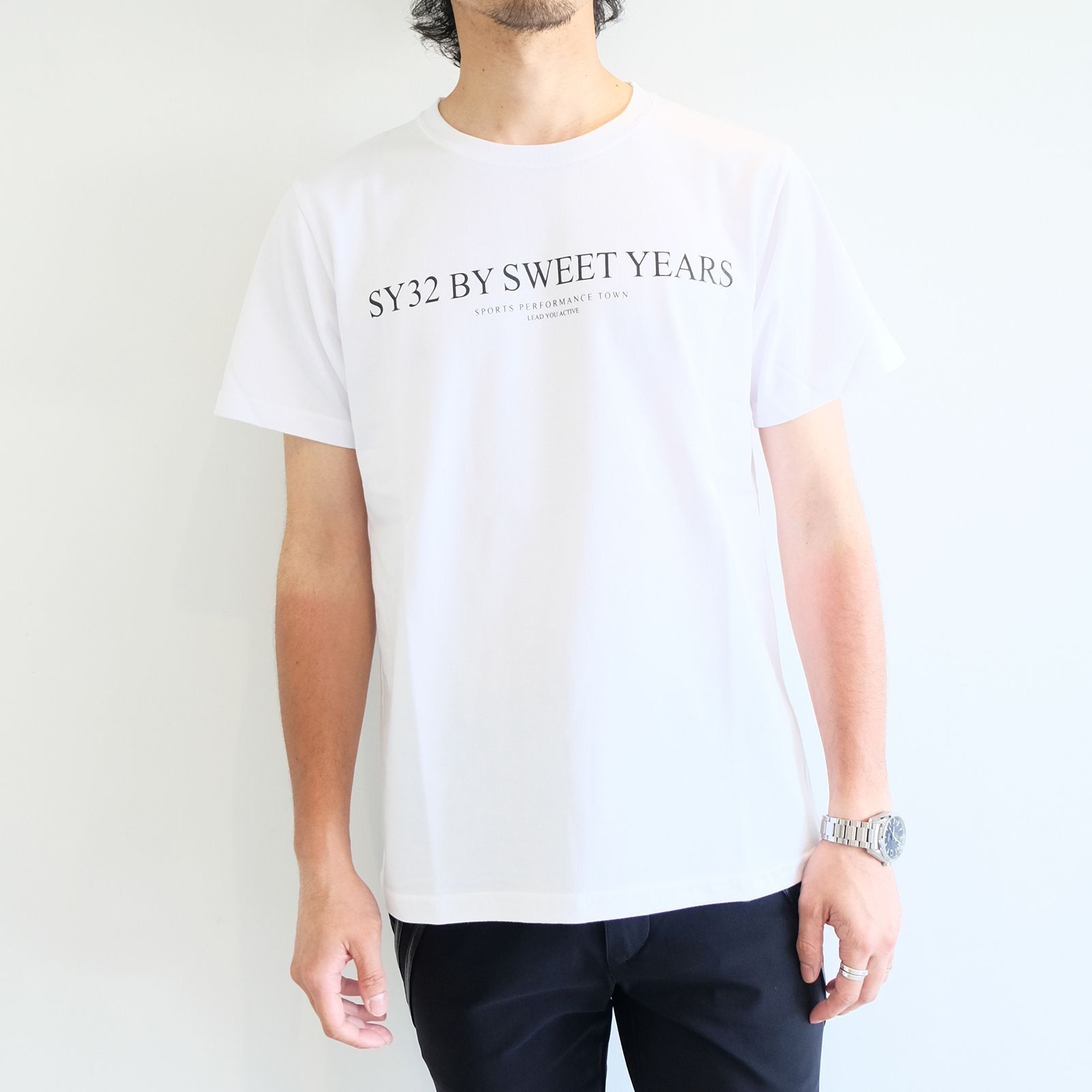 SY32 by SWEET YEARS サンセリフロゴ クルーネックTシャツ / sans