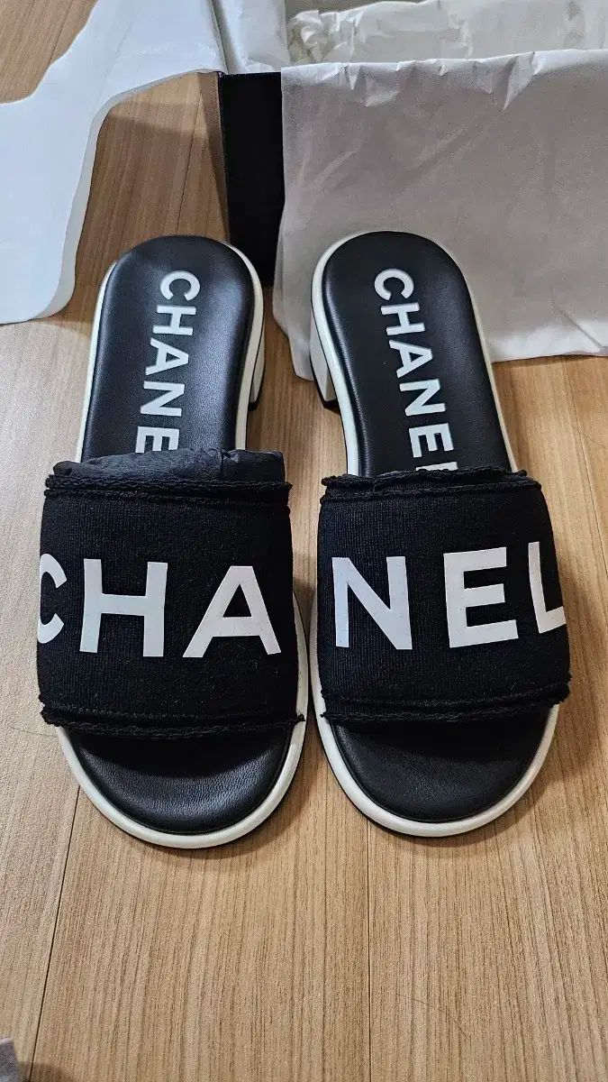 CHANEL(シャネル) ロゴ 黒 白 ミュール 36 5 - メルカリ