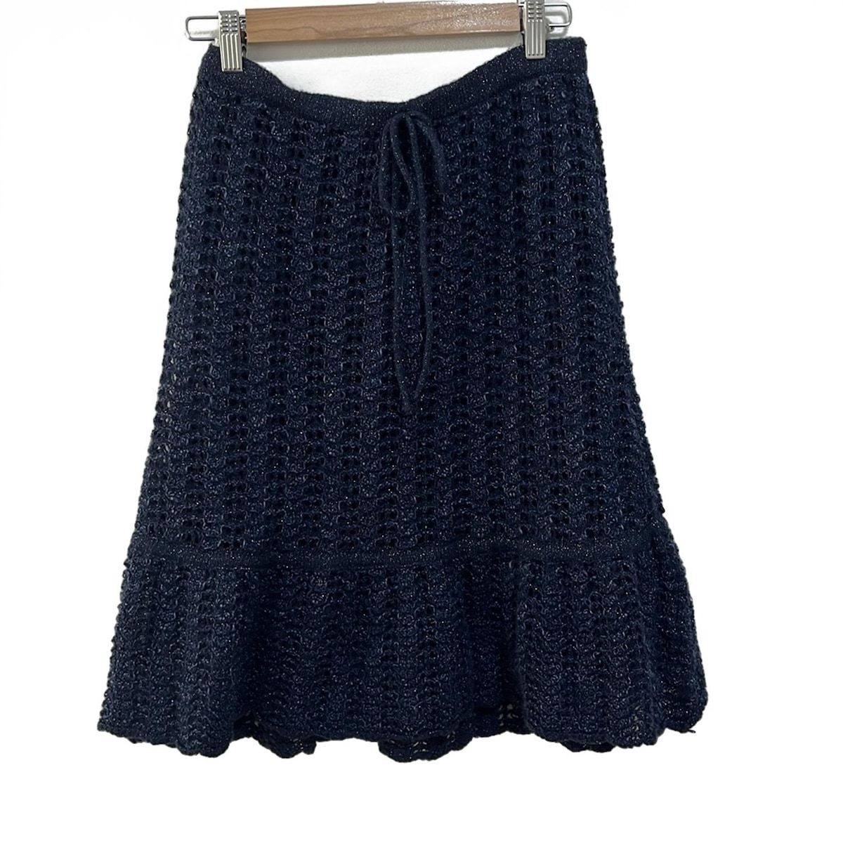 me ISSEY MIYAKE ミー イッセイミヤケ スカート レディース - ネイビー ひざ丈 ニット ペチコート付き ウエストゴム ラメ