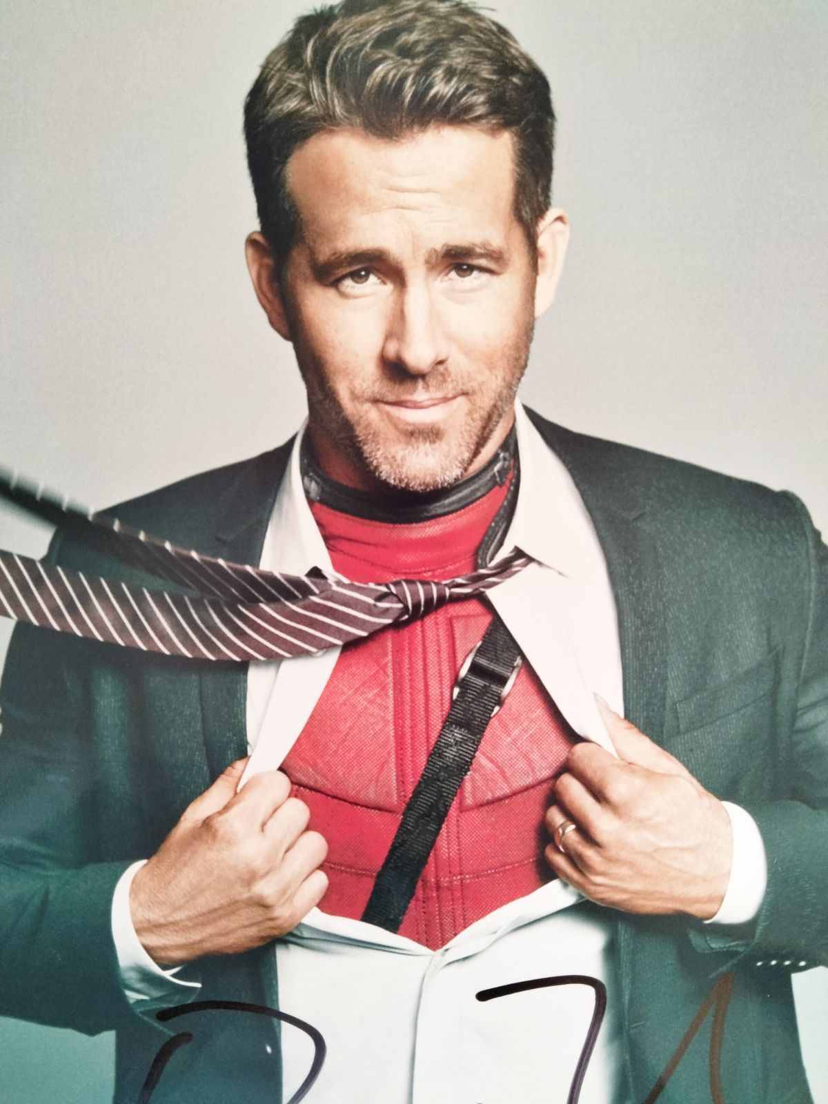 ライアン・レイノルズ直筆サイン入り超大型写真…Ryan Reynold - メルカリ