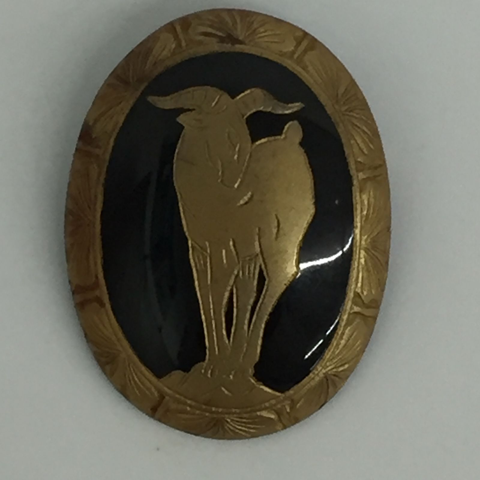 アキオ モリ 岩場に立つ山羊 ブローチ アカンサス模様 金蒔絵 水牛角 森暁雄 アキオ モリ 岩場に立つ山羊 ブローチ アカンサス模様 金蒔絵 水牛角