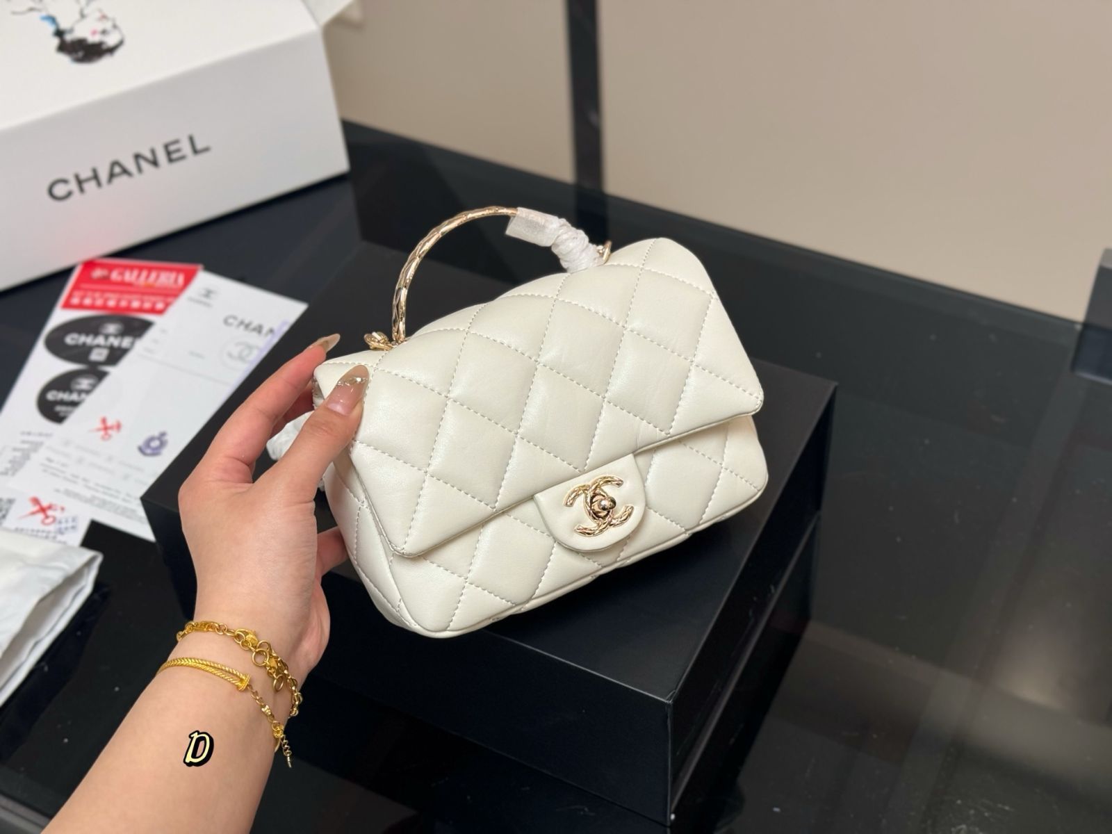 今日 Chanel 25P ブラックゴールド ハンドルバッグ 在庫 価格です