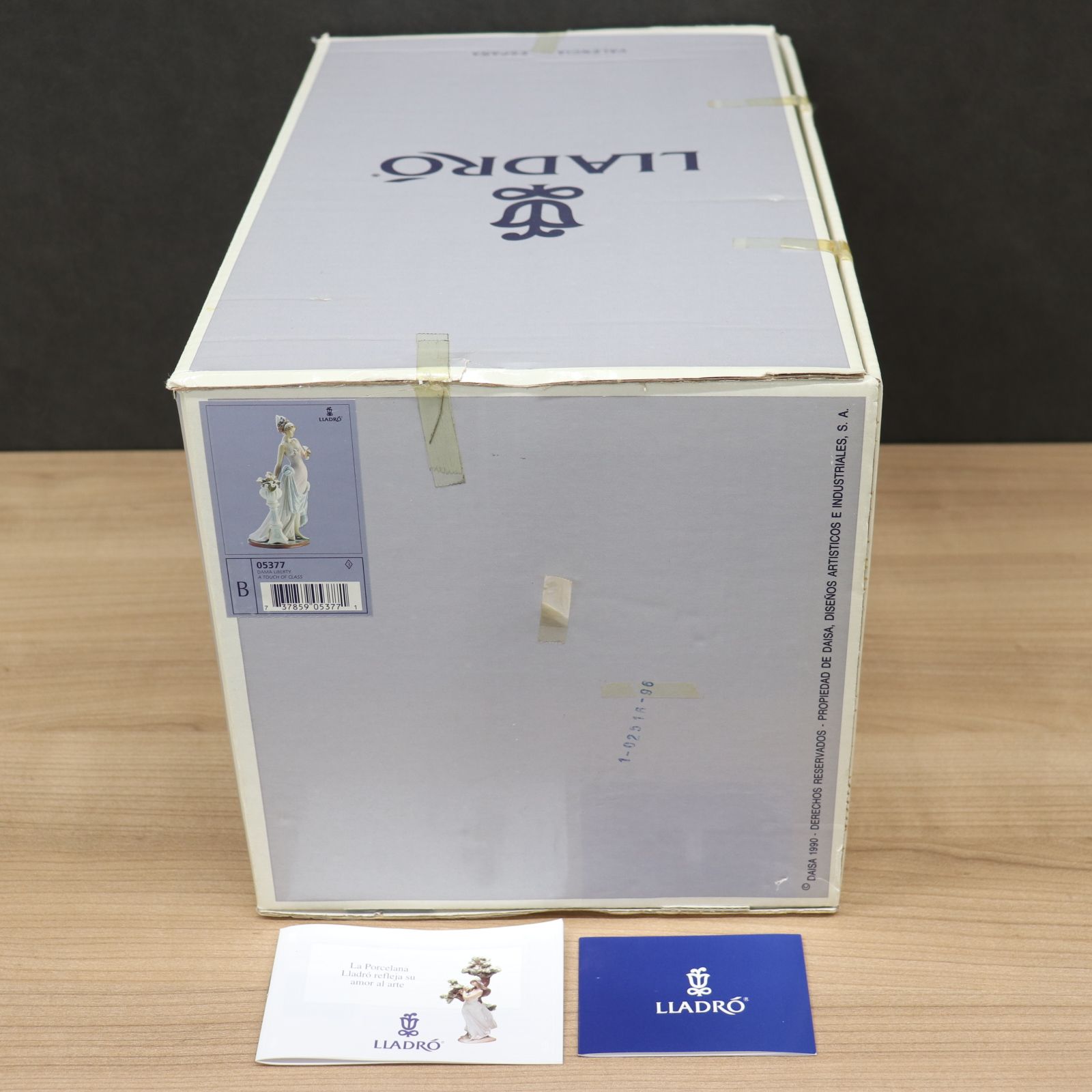 ITLRV00FSXMS リヤドロ 女性 白い花 品格 A TOUCH OF CLASS #5377 陶器