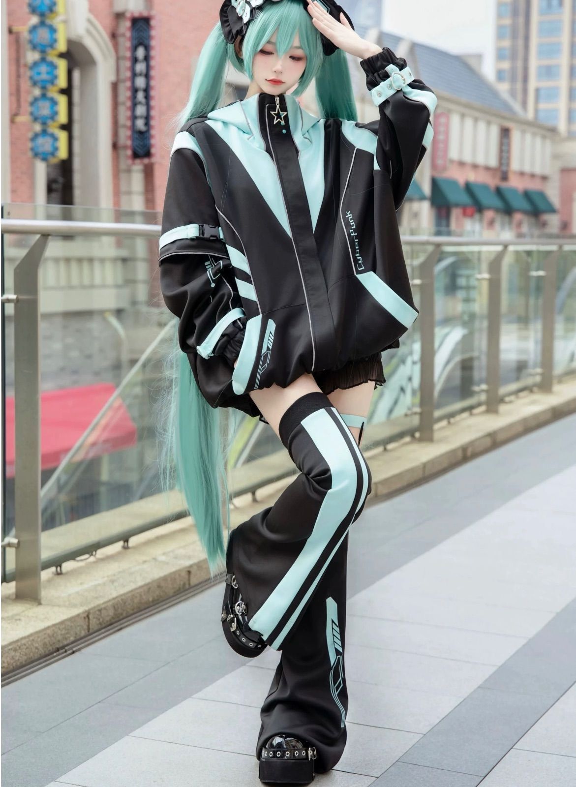 LISTEN FLAVOR の初音ミクジャージ　パーカー　ホワイト 初音ミク×リッスンフレーバーコラボ 初音ミクジャージパーカー