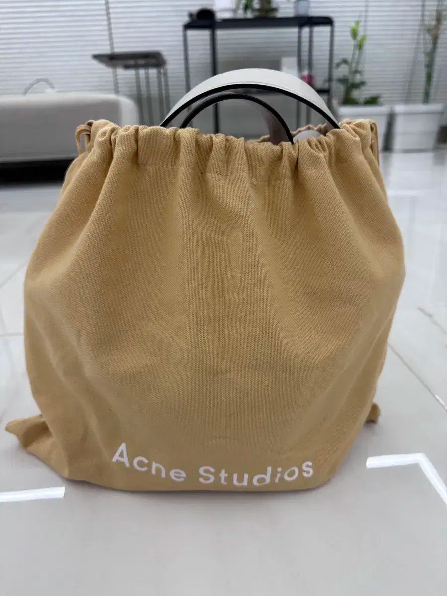 アクネストゥディオズ 無防備だ